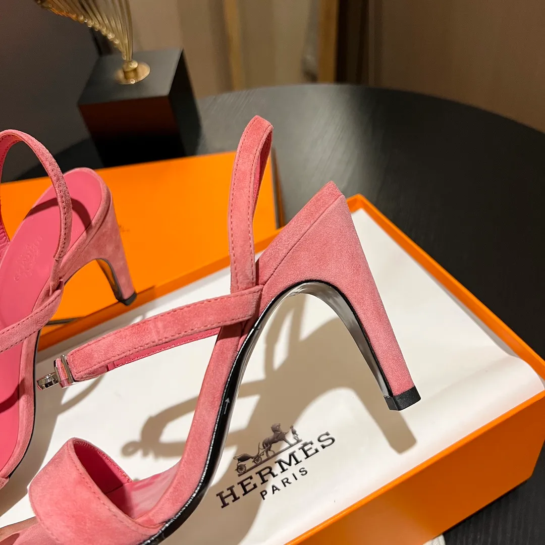 👟👟Ex-factory price 600👟👟 💋💋Continue the classics Hermes Classic H high-heeled sandals series————————Fashionable classic and versatile super comfortable It took half a year to disassemble the original version and develop it with craftsmanship and perfection in every detail Simple and smooth design to create a fashionable, classic and soft look 🥰🥰 Material: Original custom-made sheep suede, sheepskin lining for feet, Italian genuine leather outsole ▪️Heel height: 9cm ▪️SIZE: 34-42 (34.41 42 customized, non-returnable and non-exchangeable)